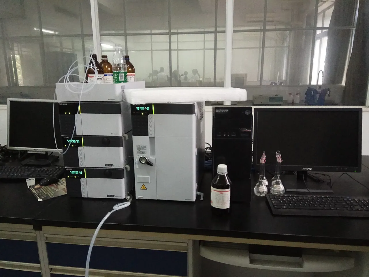 Bir yüksek performanslı sıvı kromatografi (HPLC) sistemi.