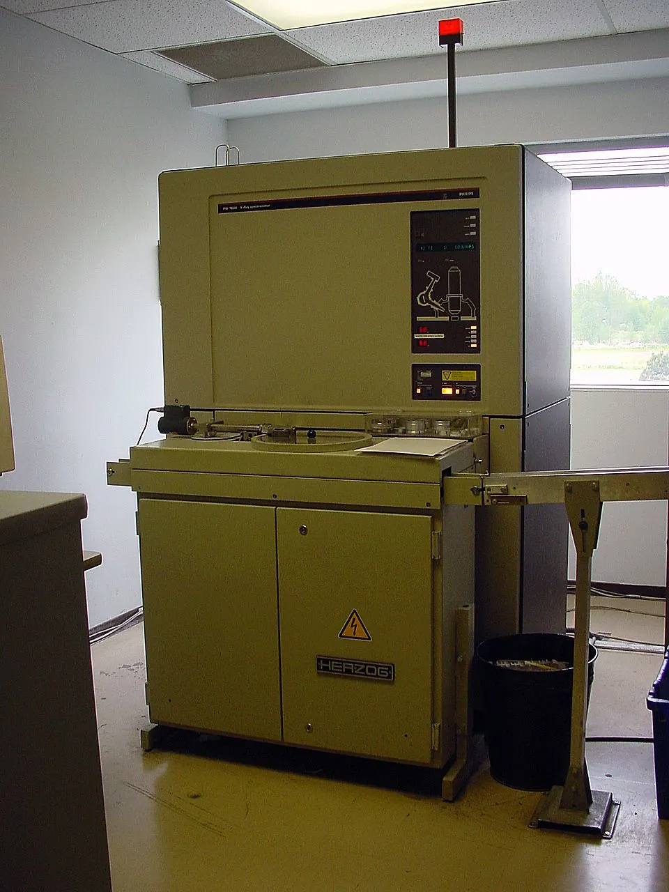 Bir çimento fabrikasının otomatik laboratuvarında XRF spektrometresi ve numune besleme hattı. Cam laboratuvarlarında da aynı…