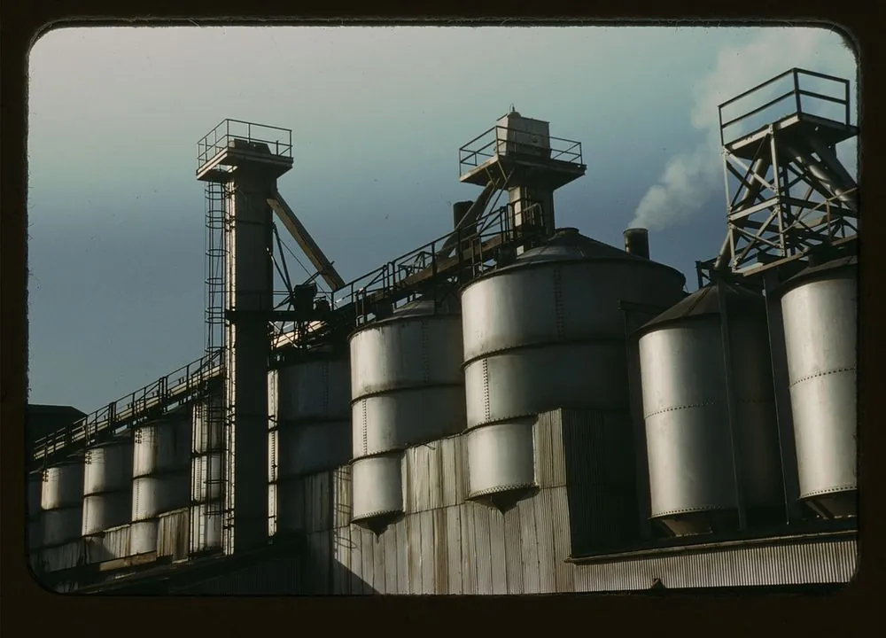 Bir harman binasının silo sırası ve kovalı elevatörleri (ABD, 1942). Bir elyaf cam tesisinden; hammadde depolama ve harman…