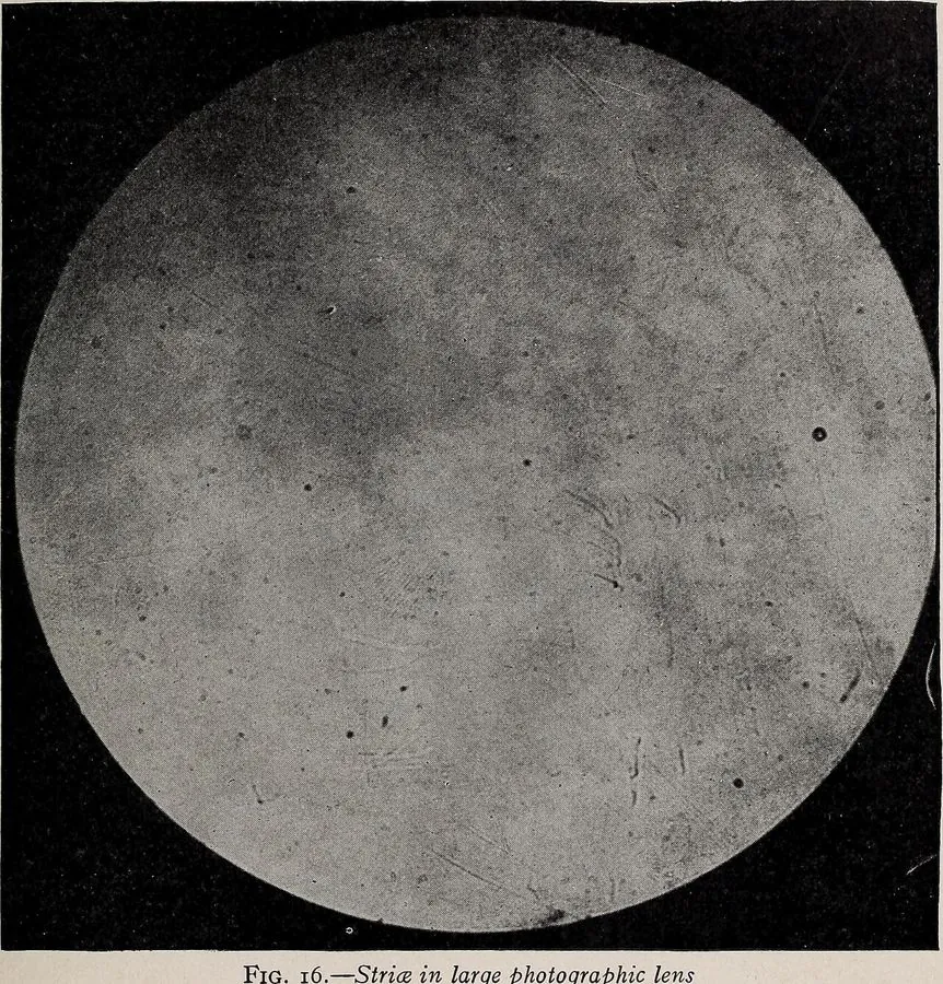 Büyük bir fotoğraf merceği için hazırlanmış cam parçasında çizgiler (striae), 1920 tarihli bir kitaptan. Optik camdır; şişe…