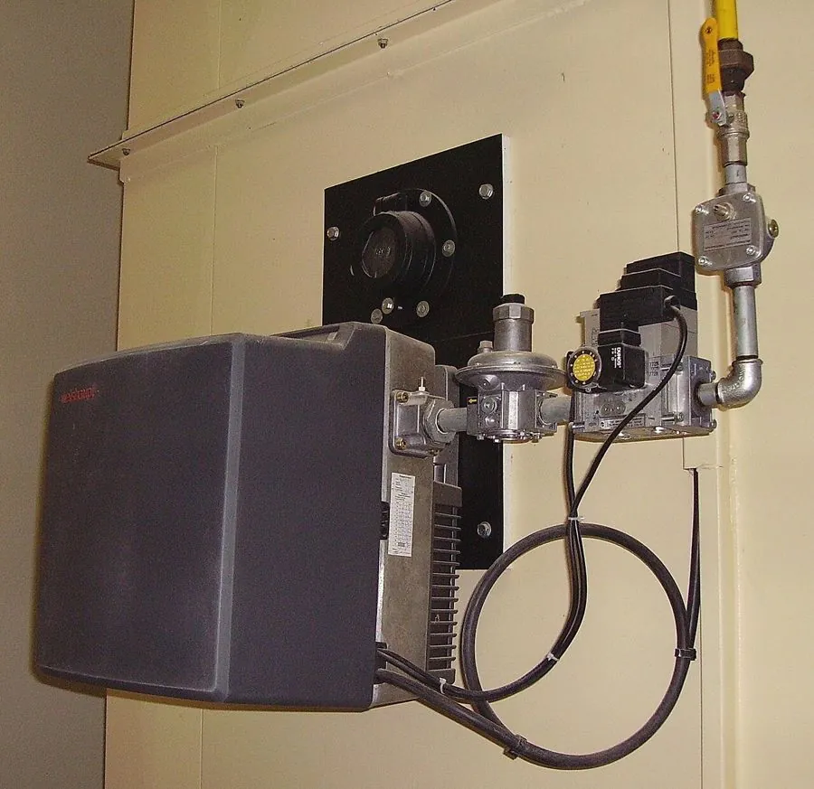 Doğal gaz brülörü (300 kW) bir sanayi fırınında. Cam fırınlarınınkiler çok daha büyüktür; ilke aynıdır.