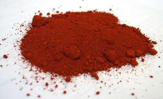 Kırmızı demir oksit tozu: kırmızı ve kahverengi tonlar için kullanılan inorganik pigment.