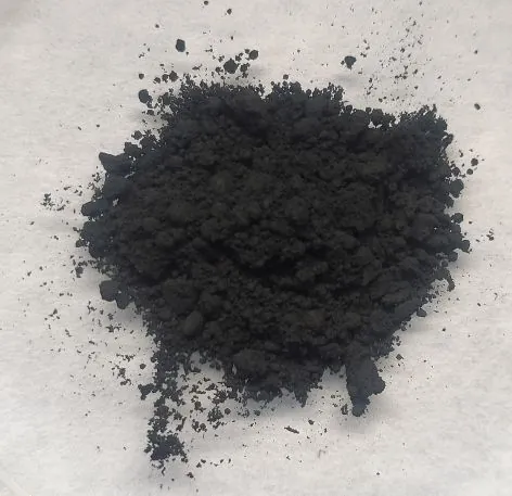 Kobalt oksit tozu. Çok küçük bir miktarı camı maviye boyar.
