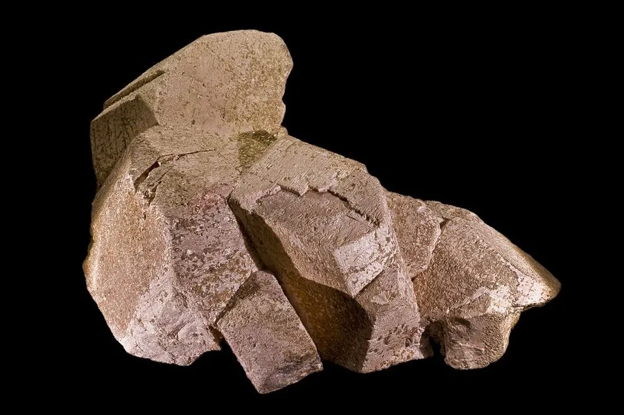 Potasyum feldispat (ortoklaz) kristali, Minas Gerais, Brezilya. Camın alümina ve alkali ihtiyacının bir kısmını karşılar.