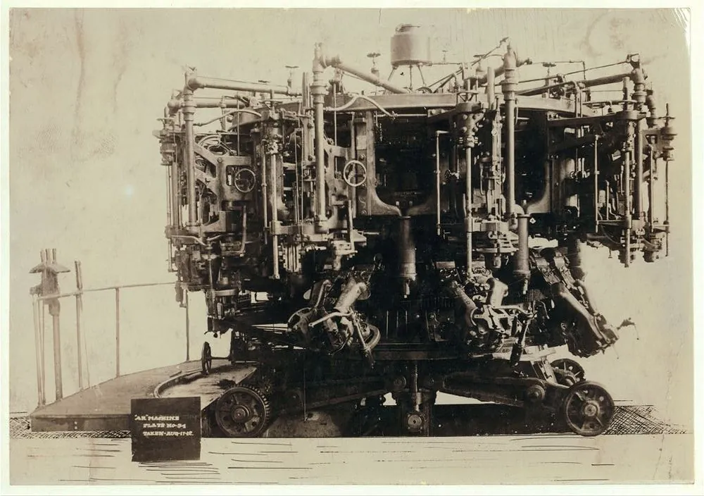 Tarihî bir örnek: on kollu Owens otomatik şişe makinesi (yaklaşık 1913). Bugünkü hatlar IS makinesi kullanır.