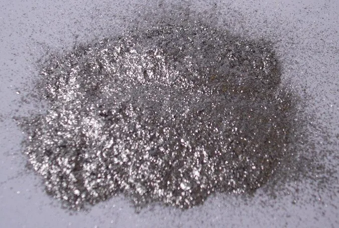 Alüminyum pigment tozu: küçük, parlak metal parçacıklardan oluşur. Metalik toz boyanın parıltısını bu parçacıklar verir.