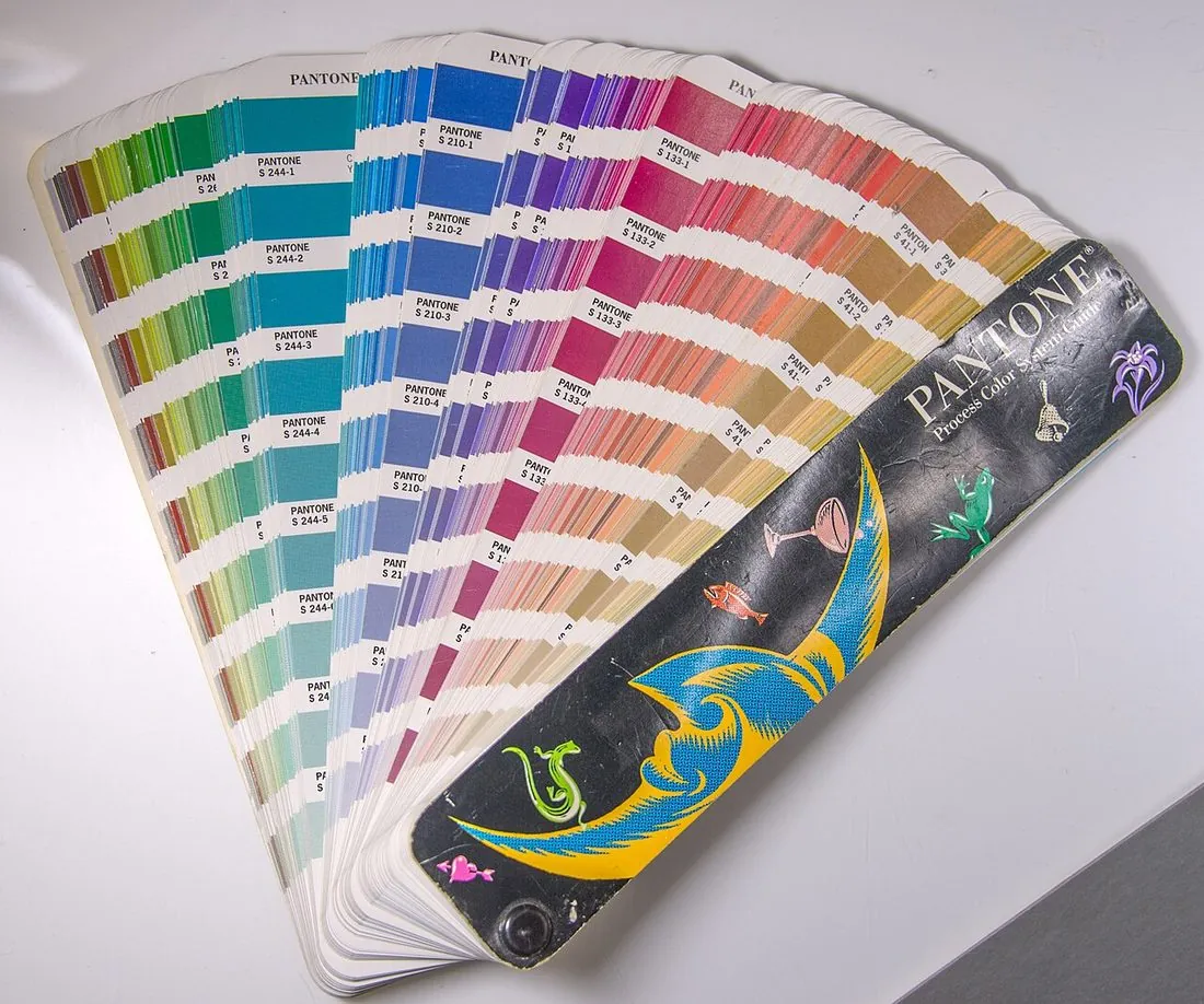 Bir Pantone renk kartelası (yelpaze). Pantone, esas olarak baskıda kullanılan bir renk standardıdır.