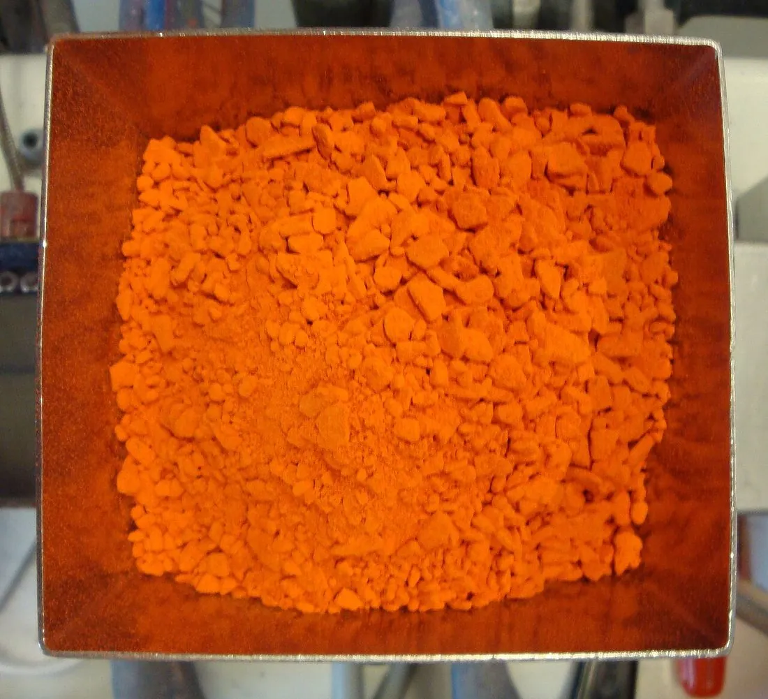 Ekstrüdere beslenen ön karışım (turuncu bir formül): reçine parçaları, pigment ve katkılar kuru olarak karışmıştır.