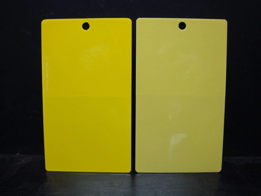 İki sarı pigmentin (C.I. Pigment Yellow 184 ve 53) tam tonda yan yana levhaları. Renk eşleştirmede numune levhalar böyle yan…