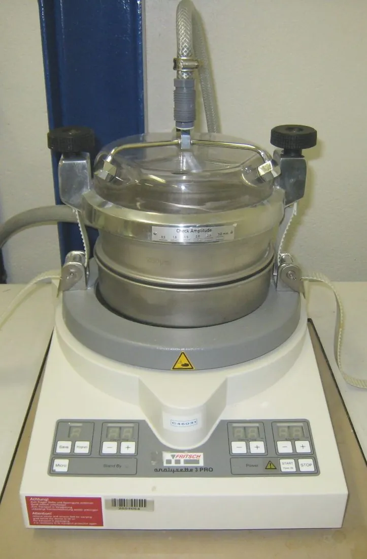 Laboratuvar tipi titreşimli elek. Bu model ıslak elemede 20 µm ile 10 mm arasını ölçer; toz boyada elek analizi tane boyu…