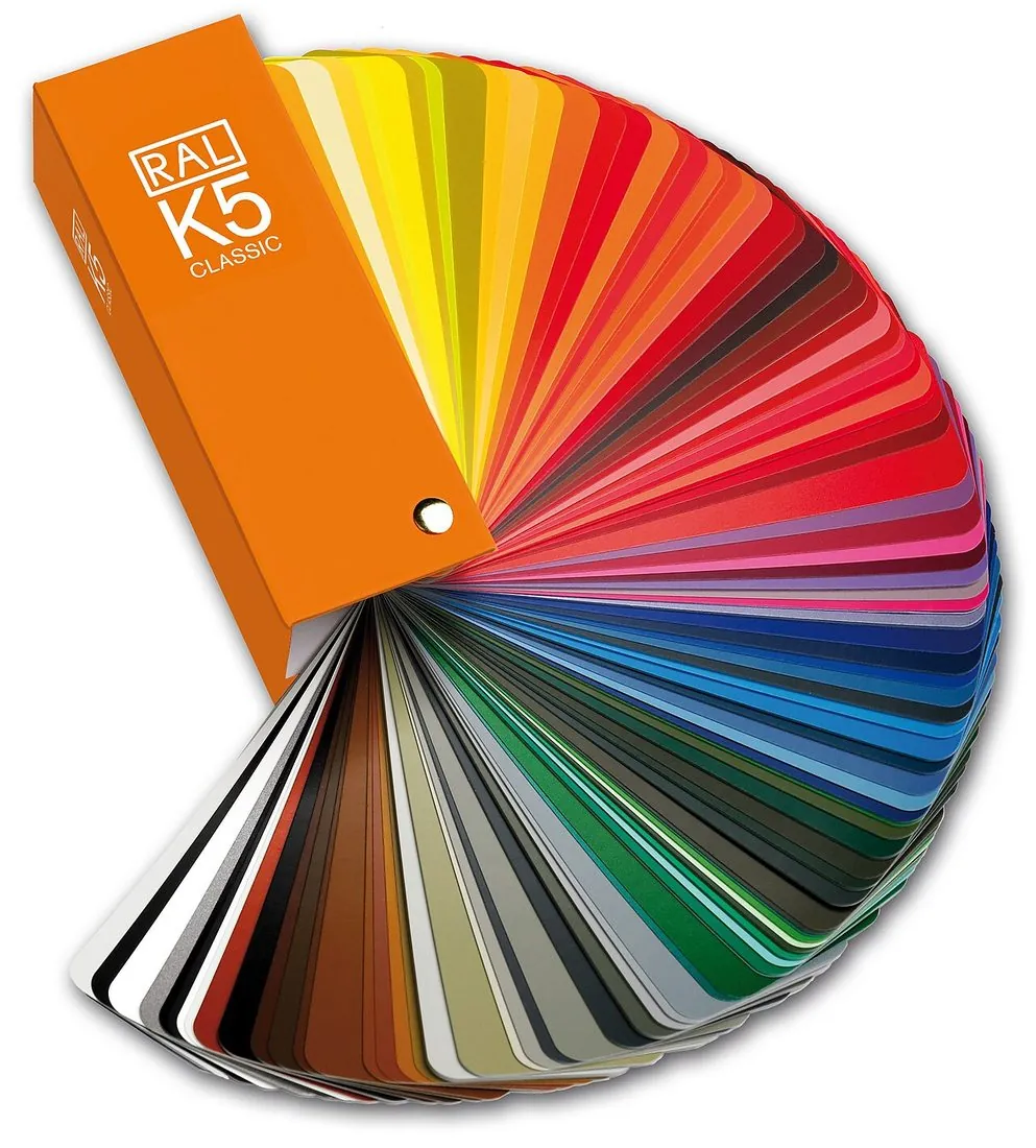 RAL Classic K5 renk kartelası (yelpaze): her kartta bir RAL Classic rengi, arkasında kodu yazılı.