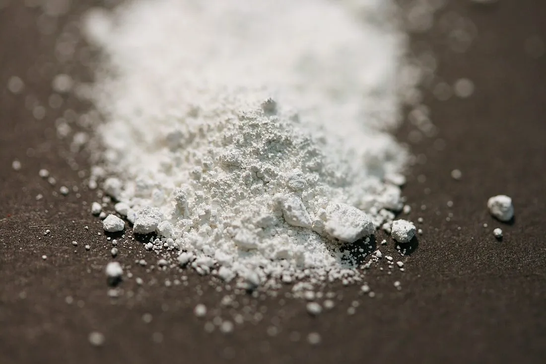 Titanyum dioksit (titan beyazı): toz boyada beyazlık ve örtücülük veren pigment.
